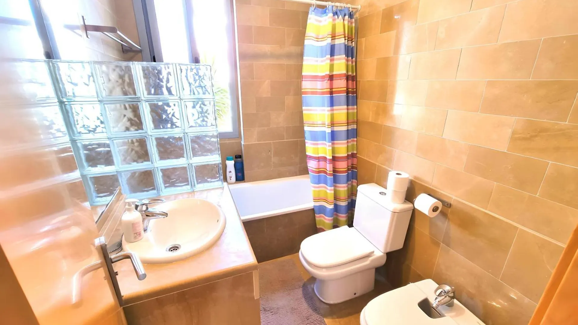 Сasa de vacaciones Stunning Home With Outdoor Swimmingpool, 4 Bedrooms And Wifi Benalmádena